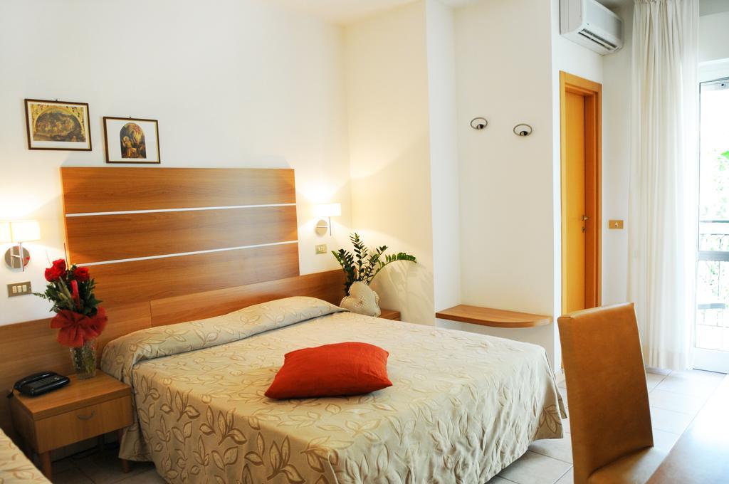 Hotel Prater Чезенатико Экстерьер фото