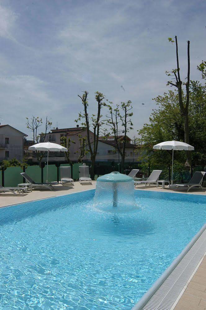 Hotel Prater Чезенатико Экстерьер фото